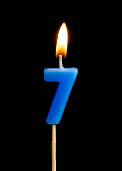7 수치 (숫자, 날짜) 케이크 검은 배경에 고립의 형태에서 촛불을 굽기. 생일, 기념일, 중요 한 날짜, 휴일, 테이블 설정, 케이크 12 월 축 하의 개념 — 스톡 사진
