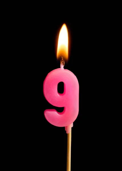 Vela ardente na forma de nove figuras (números, datas) para bolo isolado em fundo preto. O conceito de celebrar um aniversário, aniversário, data importante, feriado, configuração de mesa, cake deco — Fotografia de Stock