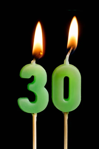 Velas ardientes en forma de treinta figuras (números, fechas) para pastel aislado sobre fondo negro. El concepto de celebrar un cumpleaños, aniversario, fecha importante, día de fiesta, ajuste de mesa, d pastel — Foto de Stock