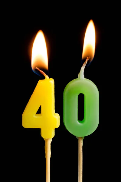燃烧蜡烛的形式四十数字 (数字, 日期) 的蛋糕被隔离在黑色背景。庆祝生日, 周年纪念日, 重要日期, 假期, 餐桌设置, 蛋糕 de 的概念 — 图库照片
