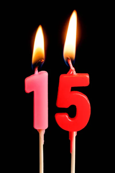 Candele accese sotto forma di 15 quindici figure (numeri, date) per torta isolata su sfondo nero. Il concetto di celebrare un compleanno, anniversario, data importante, vacanza, apparecchiare la tavola — Foto Stock