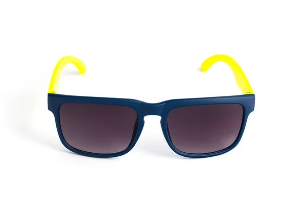 Lunettes de soleil pour enfants isolées sur fond blanc . — Photo