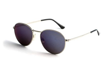 Şeklinde trendy güneş gözlüğü izole üzerinde beyaz arka plan damla