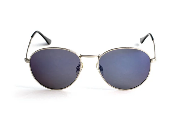 Gafas de sol de moda en forma de gotas aisladas sobre fondo blanco — Foto de Stock