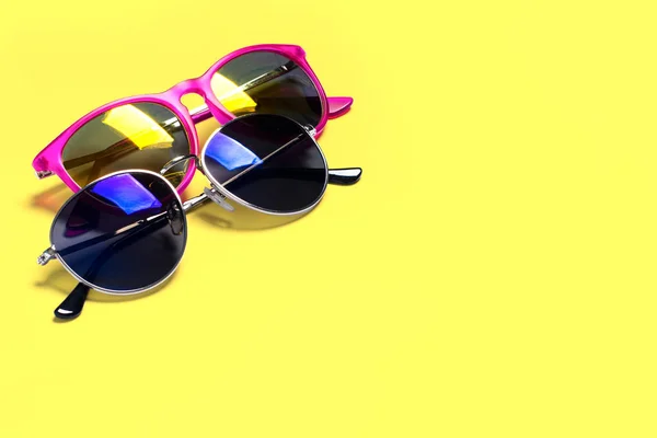 Zu stylische modische Sonnenbrille auf gelbem Hintergrund. das Konzept des stilvollen Plakats, Banners — Stockfoto