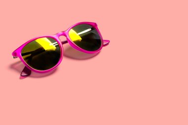 Şık şık güneş gözlüğü izole bir pembe. Kavramı, güneş, yaz, tatil, tatil, seyahat