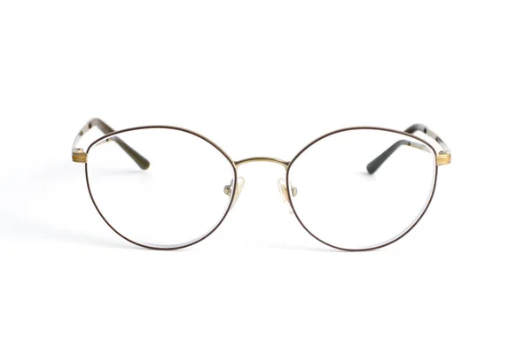 Стильні популярні тонкі круглі окуляри з діоптрами ізольовані на білому тлі — стокове фото