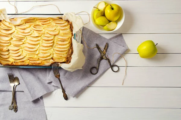 Cazuela casera de requesón con manzanas. Sin azúcar. El concepto de alimentación saludable, pérdida de peso, horneado adecuado, dieta. Colocación plana, espacio de copia — Foto de Stock