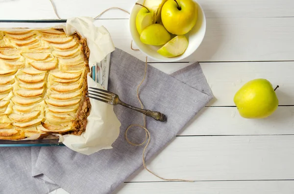 Cazuela casera de requesón con manzanas. Sin azúcar. El concepto de alimentación saludable, pérdida de peso, horneado adecuado, dieta. Colocación plana, espacio de copia — Foto de Stock