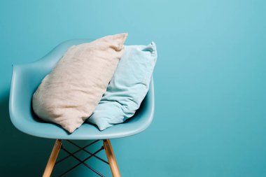 İki yastık minimalist tarzda iç. Monocolor. Kopya alanı