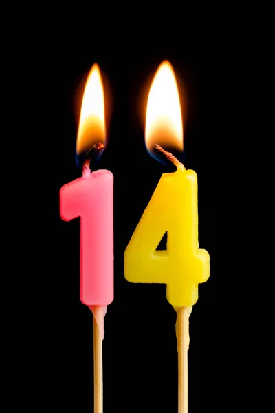 Candele accese sotto forma di 14 quattordici figure (numeri, date) per torta isolata su sfondo nero. Il concetto di celebrare un compleanno, anniversario, data importante, vacanza, apparecchiare la tavola — Foto Stock