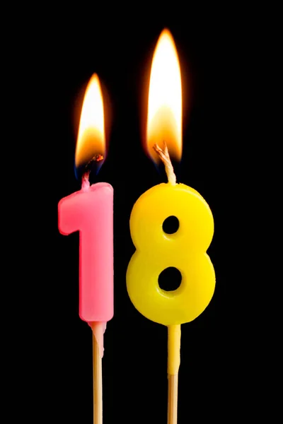 Brûler des bougies en forme de 18 dix-huit chiffres (nombres, dates) pour gâteau isolé sur fond noir. Le concept de célébrer un anniversaire, un anniversaire, une date importante, des vacances, un arrangement de table — Photo