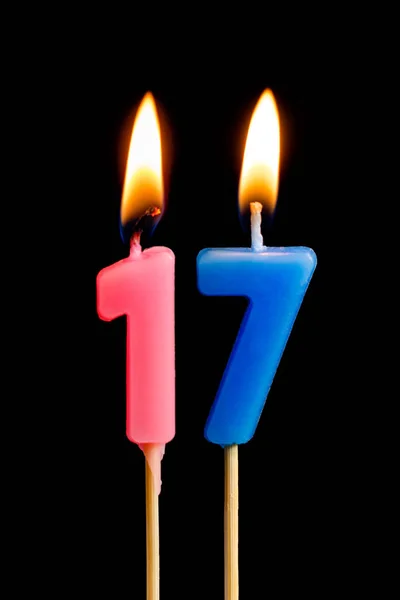 Candele accese sotto forma di 17 diciassette cifre (numeri, date) per torta isolata su sfondo nero. Il concetto di celebrare un compleanno, anniversario, data importante, vacanza, apparecchiare la tavola — Foto Stock