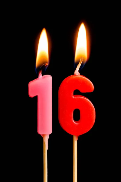 Candele accese sotto forma di 16 sedici figure (numeri, date) per torta isolata su sfondo nero. Il concetto di celebrare un compleanno, anniversario, data importante, vacanza, apparecchiare la tavola — Foto Stock