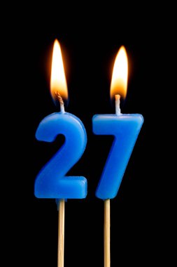 27 yirmi yedi şeklinde mum yakma (sayılar, tarihler) siyah arka plan üzerine izole kek için. Kutluyor doğum günü, yıldönümü, önemli bir tarih, tatil, Tablo ayarı kavramı