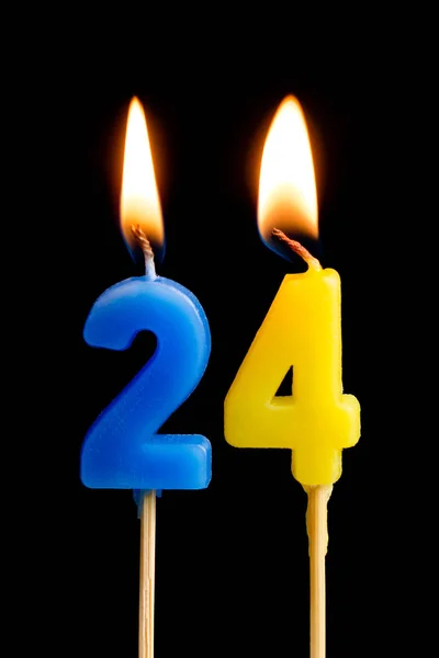 Αναμμένα κεριά με τη μορφή εικοσιτέσσερις 24 (αριθμοί, ημερομηνίες) για το κέικ που απομονώνονται σε μαύρο φόντο. Η έννοια της γιορτάζει ένα γενέθλια, επέτειο, σημαντική ημερομηνία, αργία, πίνακα ρύθμιση — Φωτογραφία Αρχείου