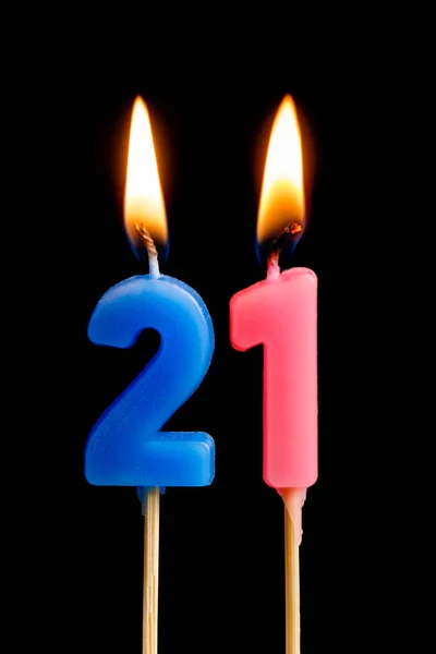 Queimando velas na forma de 21 vinte e um (números, datas) para bolo isolado em fundo preto. O conceito de celebrar um aniversário, aniversário, data importante, feriado, configuração de mesa — Fotografia de Stock