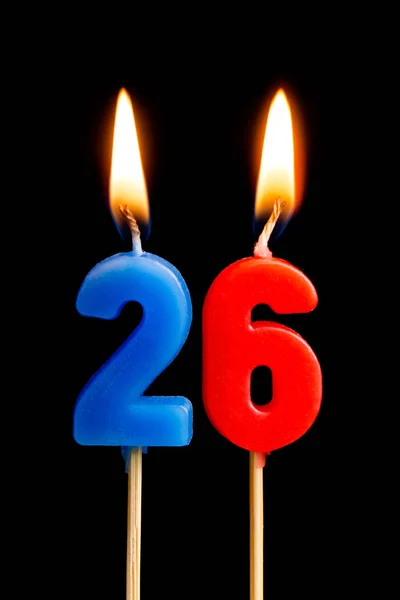 Candele accese sotto forma di 26 ventisei (numeri, date) per torta isolata su sfondo nero. Il concetto di celebrare un compleanno, anniversario, data importante, vacanza, apparecchiare la tavola — Foto Stock