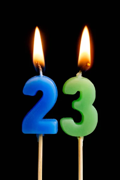 Brinnande ljus i form av 23 tjugotre (nummer, datum) för kaka isolerad på svart bakgrund. Begreppet fira en födelsedag, årsdag, viktiga datum, holiday, tabell inställning — Stockfoto