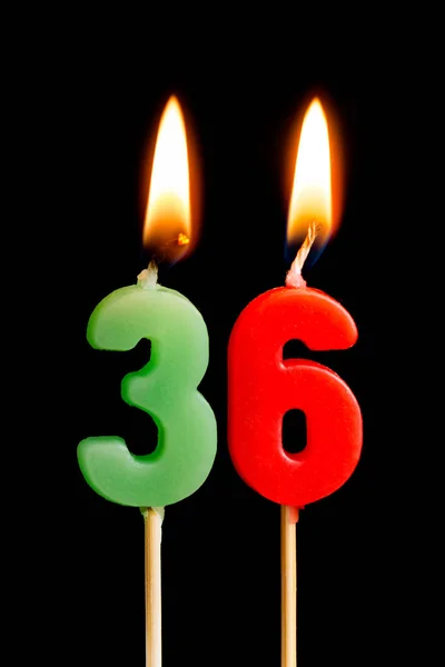 Velas ardientes en forma de 36 treinta y seis (números, fechas) para pastel aislado sobre fondo negro. El concepto de celebrar un cumpleaños, aniversario, fecha importante, día festivo, ajuste de mesa —  Fotos de Stock