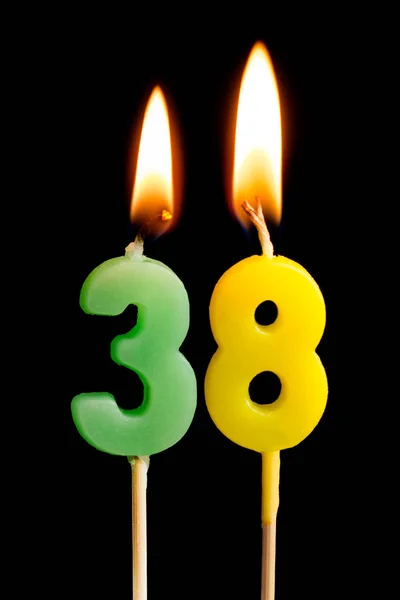 燃烧蜡烛的形式为38三十八 (数字, 日期) 的蛋糕孤立的黑色背景。庆祝生日、周年纪念日、重要日期、节日、餐桌设置的概念 — 图库照片
