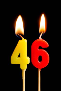 46 kırk altı şeklinde mum yakma (sayılar, tarihler) siyah arka plan üzerine izole kek için. Kutluyor doğum günü, yıldönümü, önemli bir tarih, tatil, Tablo ayarı kavramı