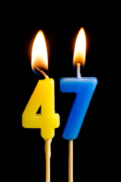 Палаючі свічки у вигляді 46 сорока шести (числа, дати) для торта ізольовані на чорному тлі. Концепція святкування дня народження, річниці, важливої дати, свята, обстановки столу — стокове фото