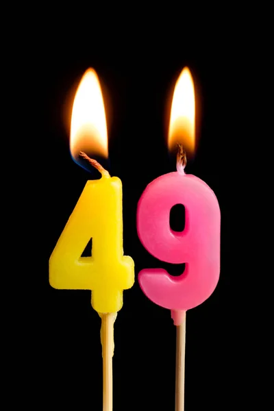 Queimando velas na forma de 49 quarenta e nove (números, datas) para bolo isolado em fundo preto. O conceito de celebrar um aniversário, aniversário, data importante, feriado, configuração de mesa — Fotografia de Stock