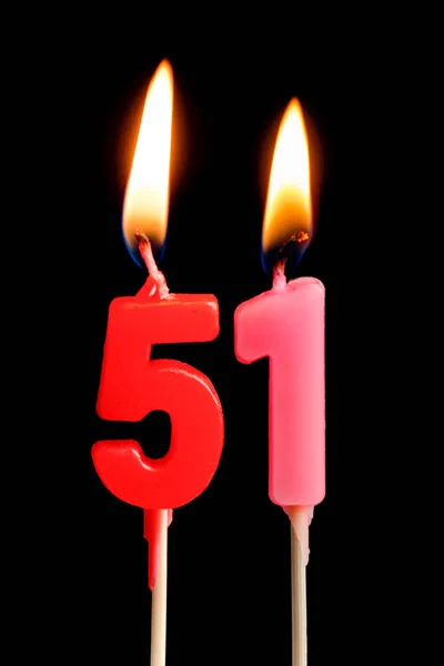 Queimando velas na forma de 51 cinquenta e um (números, datas) para bolo isolado em fundo preto. O conceito de celebrar um aniversário, aniversário, data importante, feriado, configuração de mesa — Fotografia de Stock