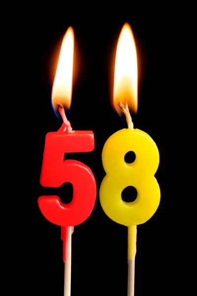 Queimando velas na forma de 58 cinquenta e oito (números, datas) para bolo isolado em fundo preto. O conceito de celebrar um aniversário, aniversário, data importante, feriado, configuração de mesa — Fotografia de Stock