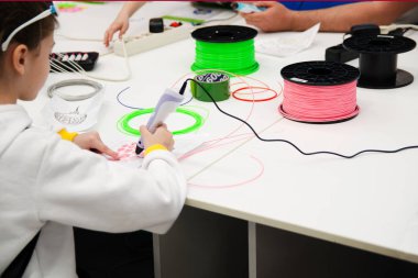 Belgorod, Rusya, 15 Nisan, 2018-sergi robotlar. Kız 3d kalemle çizer