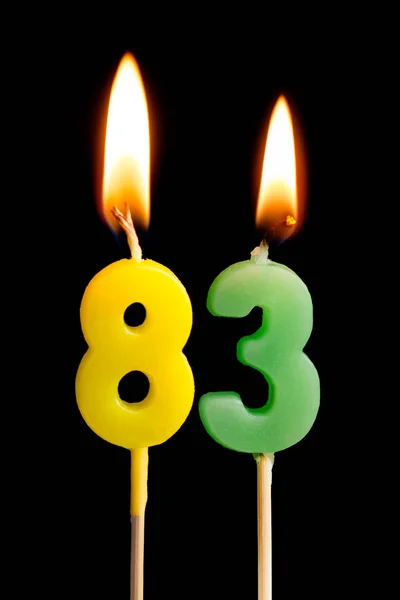 Velas ardientes en forma de 83 ochenta y tres (números, fechas) para pastel aislado sobre fondo negro. El concepto de celebrar un cumpleaños, aniversario, fecha importante, día festivo, ajuste de mesa —  Fotos de Stock