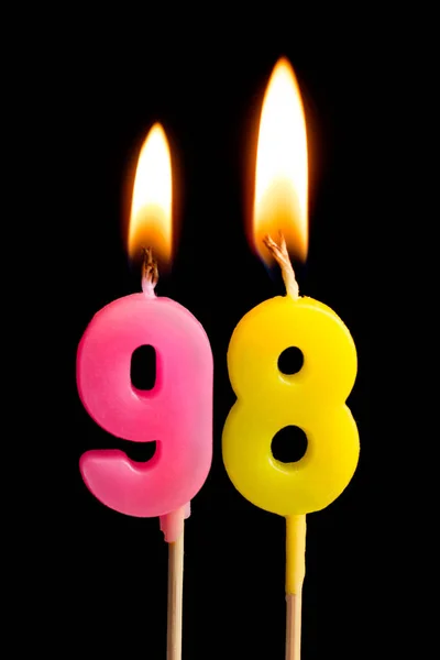 Palenie świec w formie 98 dziewięćdziesiąt osiem (liczby, daty) na ciasto na białym na czarnym tle. Pojęcie obchodzi urodziny, rocznica, ważne daty, wakacje, tabela ustawienie — Zdjęcie stockowe