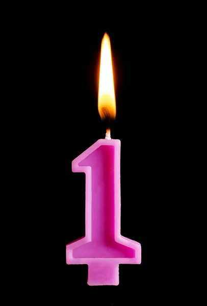 Queimando a vela de aniversário na forma de 1 um número de bolo isolado no fundo preto. O conceito de celebrar um aniversário, aniversário, data importante, feriado, configuração de mesa, decoração de bolo — Fotografia de Stock