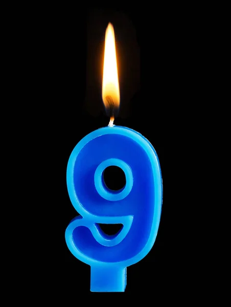 Hořící svíčka k narozeninám v podobě 9 devět postav dort izolované na černém pozadí. Koncept oslav narozenin, výročí, důležité datum, svátek a tabulka nastavení — Stock fotografie