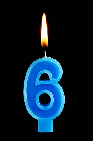 Vela de aniversário em chamas na forma de 6 seis figuras para bolo isolado em fundo preto. O conceito de celebrar um aniversário, aniversário, data importante, feriado, configuração de mesa, decoração de bolo — Fotografia de Stock