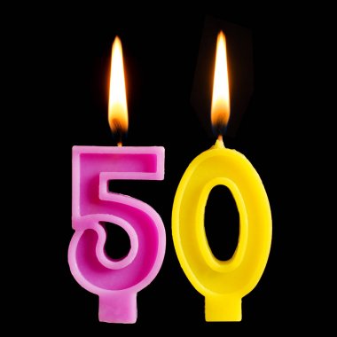 Yanan doğum günü mumlarımı 50 şeklinde siyah arka plan üzerine izole kek için elli rakamlar. Kutluyor doğum günü, yıldönümü, önemli bir tarih, tatil, Tablo ayarı kavramı