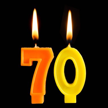 Doğum günü mumları 70 şeklinde yanan siyah arka plan üzerine izole kek için yetmiş rakamlar. Kutluyor doğum günü, yıldönümü, önemli bir tarih, tatil kavramı