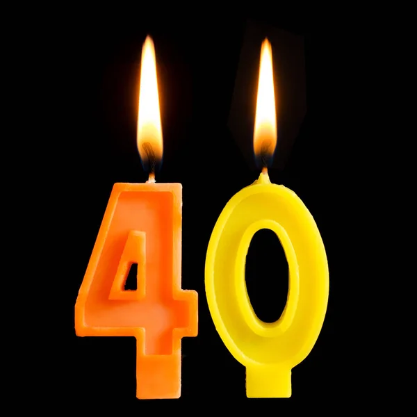 Queimando velas de aniversário na forma de 40 quarenta números do bolo isolado no fundo preto. O conceito de celebrar um aniversário, aniversário, data importante, feriado — Fotografia de Stock