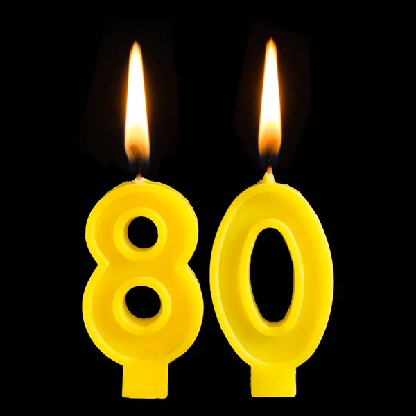 Queimando velas de aniversário na forma de 80 oitenta números de bolo isolado em fundo preto. O conceito de celebrar um aniversário, aniversário, data importante — Fotografia de Stock