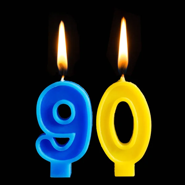 Queimando velas de aniversário na forma de 90 noventa números de bolo isolado em fundo preto. O conceito de celebrar um aniversário, aniversário, data importante, feriado — Fotografia de Stock