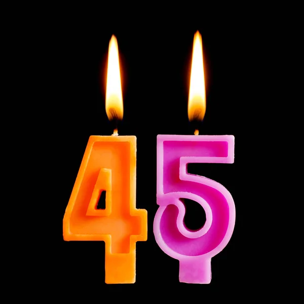 Velas de cumpleaños ardientes en forma de 45 cuarenta y cinco figuras para pastel aislado sobre fondo negro. El concepto de celebrar un cumpleaños, aniversario, fecha importante, día festivo — Foto de Stock