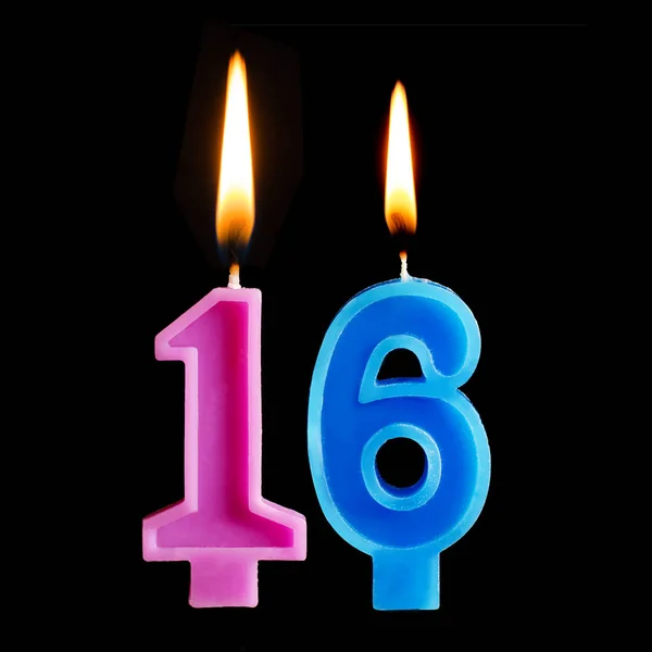 Queimando velas de aniversário na forma de 16 dezesseis figuras para bolo isolado no fundo preto . — Fotografia de Stock