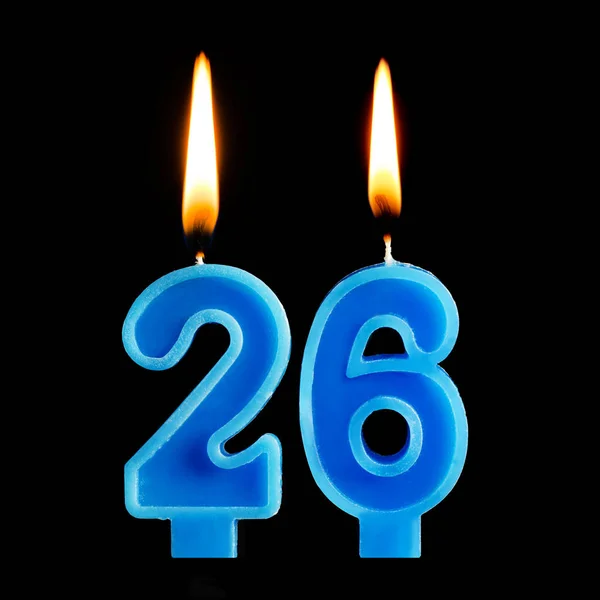 Hořící svíčky na dortu v podobě 26 dvacet šest dort izolované na černém pozadí. Koncept slaví narozeniny, výročí, důležité datum, svátek — Stock fotografie