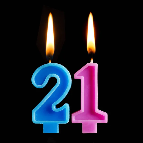 Velas de cumpleaños ardientes en forma de 21 veintiuno para pastel aislado sobre fondo negro. El concepto de celebrar un cumpleaños, aniversario, fecha importante, día festivo —  Fotos de Stock