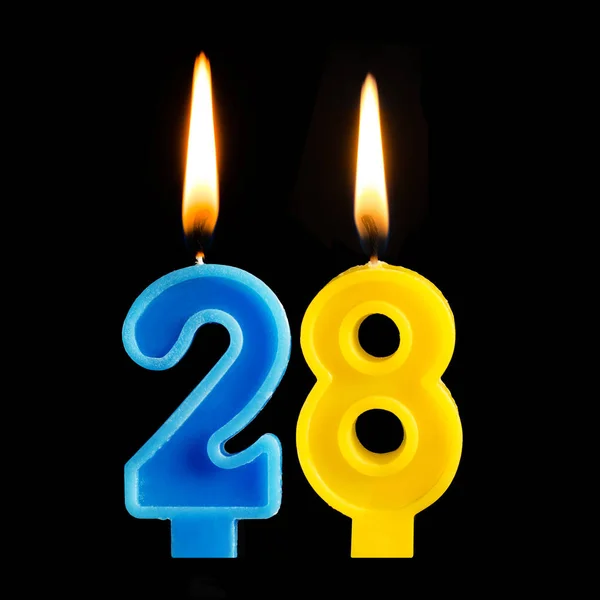 Velas de cumpleaños ardientes en forma de 28 veintiocho para pastel aislado sobre fondo negro. El concepto de celebrar un cumpleaños, aniversario, fecha importante, día festivo — Foto de Stock