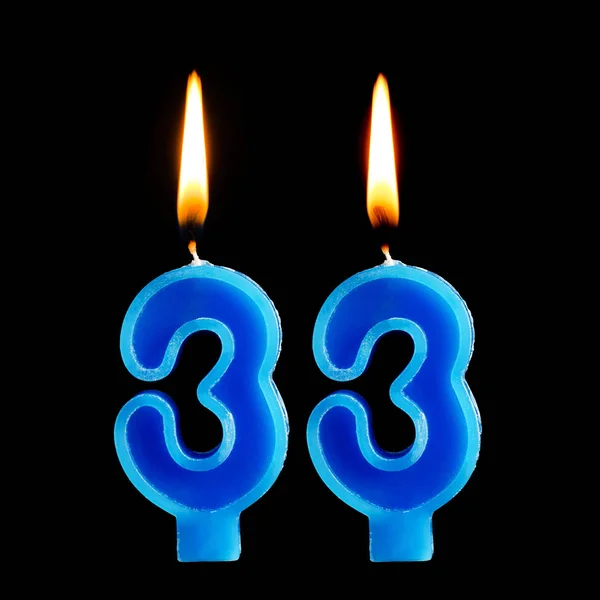 Arderea lumânărilor de ziua de naștere sub formă de 33 treizeci și trei pentru tort izolat pe fundal negru . — Fotografie, imagine de stoc
