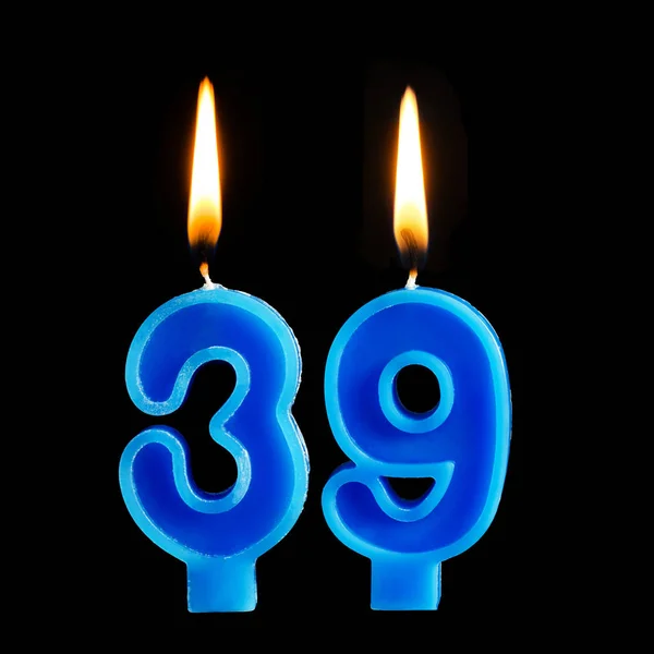 燃烧生日蜡烛的形式39三十九为蛋糕隔离黑色背景. — 图库照片