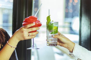 Bir barda içecekler tezahürat arkadaşlar