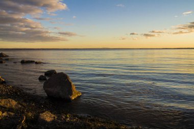 Gün batımında sakin nehir kıyısı 